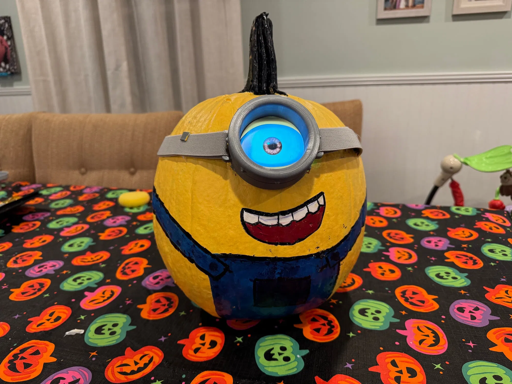 Minions pumpkin with animated blinking eye